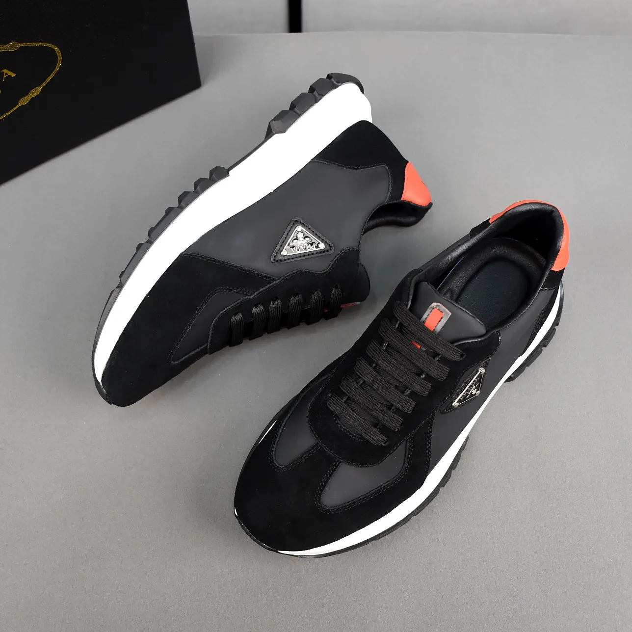 PP500👟👟👟【PRADA】The upper is made of first-layer cowhide, sheepskin lining, and ultra-light soft elastic PU outsole. Men's size 38-44 (just choose according to your usual wearing size).